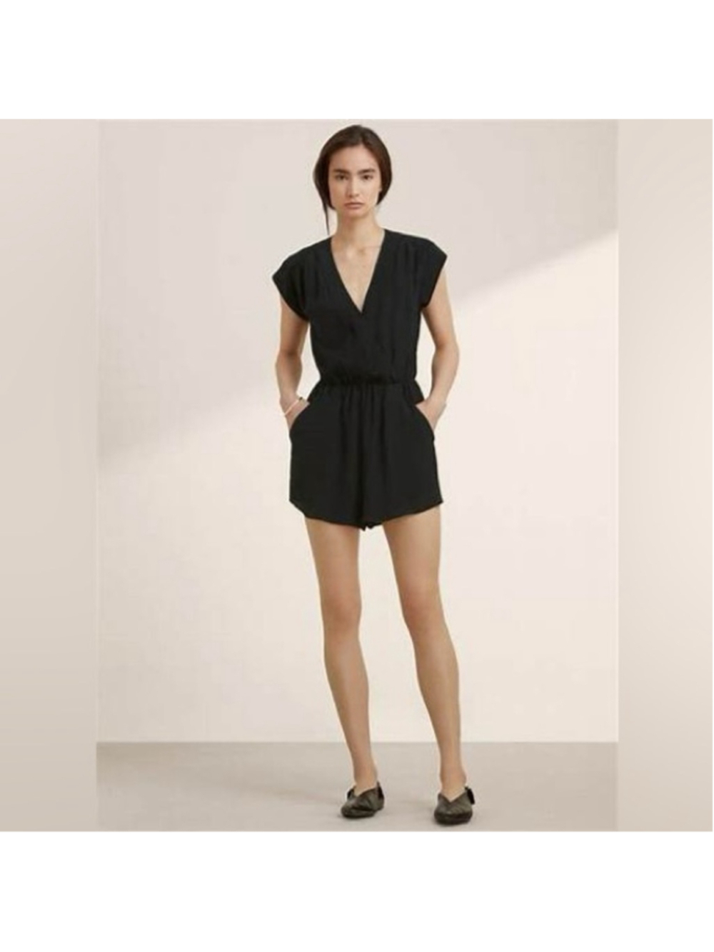 Aritzia Babaton Corbett Silk Romper
Black Minimalist classy holiday sz xs
